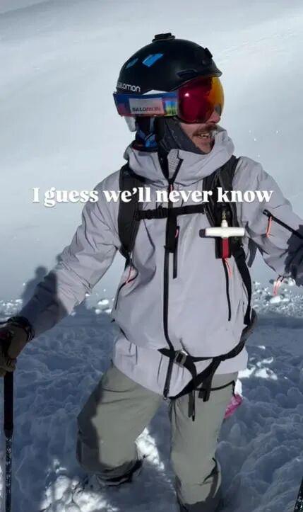 开云入口-老哥滑雪时发现雪里伸出一只脚！最终在活埋前把人挖出，惊险...